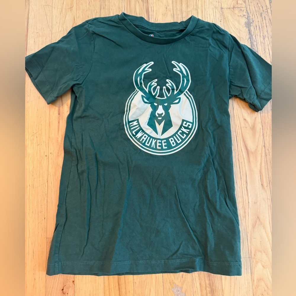 NBA boys Milwaukee Bucks size M t shirt